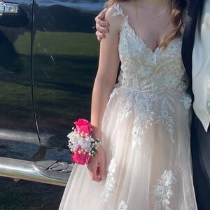 My prom dress from last year light weight I’m ab 130lbs and it fit me perfectly